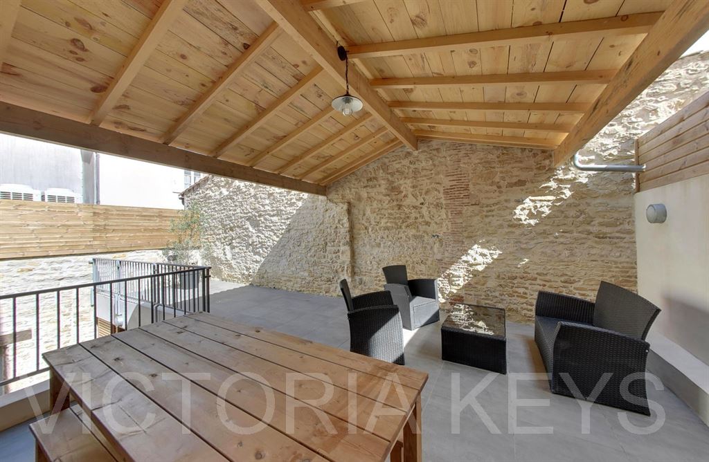 SOUS COMPROMIS - Maison entièrement rénovée sur 2 étages, avec studio indépendant. Au cœur du village proche du port et des commerces. Elle offre vaste pièce de vie 4 chambres à l'étage dont une suite parentale, 3 salles d'eau/bains. Deux terrasses, local vélo, cave accès indépendant.
Immobilier ile de Ré, Appartement à vendre - Saint Martin de Ré.