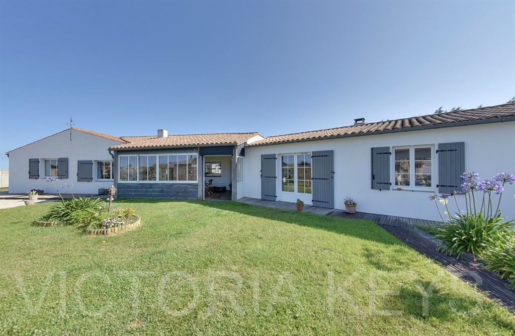 Maison de plain-pied d'une surface habitable de 220 m2, offrant grande cuisine aménagée et équipée, séjour double avec cheminée (51 m2), 4 chambres dont une suite parentale avec salle d'eau et dressing, bureau, 3 salles d'eau/bains, cellier, buanderie,  salle à manger d'été sous préau avec barbecue, double garage, jardin d'environ 1 600 m2, piscine exposée plein sud.
Stationnements sur parcelle.
Immobilier île de Ré,Maison à vendre - Saint Clément des Baleines