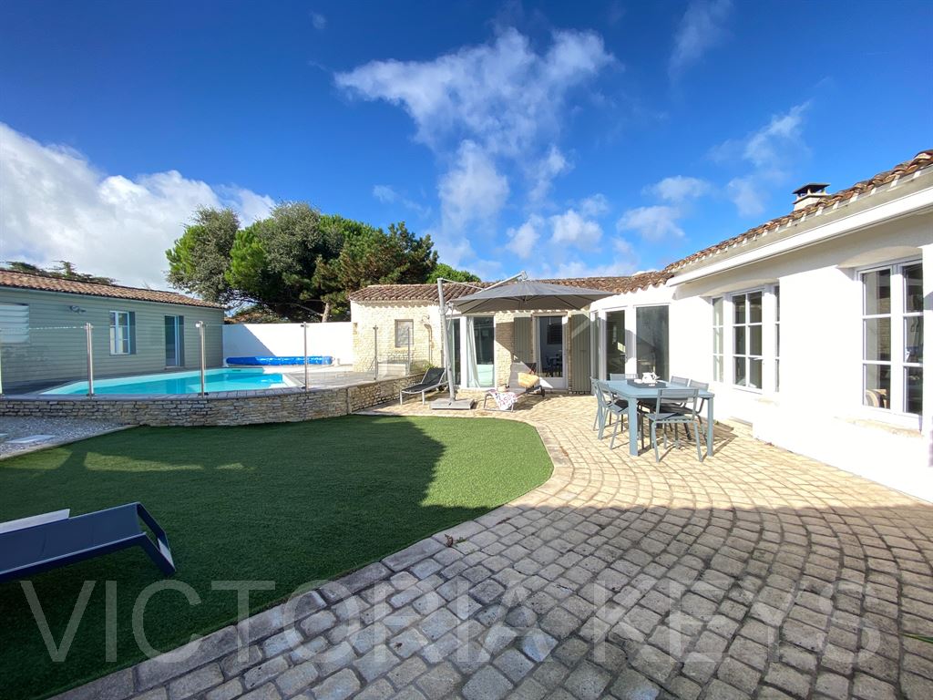Maison de Plain-pied entre plage et marché, dans  une rue calme.
Cette villa conçue par une architecte, construite dans les années 2000, offre 205 m2 habitables.
Séjour avec cheminée baigné de lumière,  salon télé, cuisine séparée aménagée et équipée, arrière cuisine, patio. 
Pour la partie nuit 4 chambres au total : 1 suite avec salle de bains/douche, bureau, dressing et spa,  2 chambres avec mezzanines et 2 salles de bains/douche; dans la maison d'amis : une 4ème chambre avec salle d'eau, séjour et coin cuisine. Piscine, préau avec barbecue, jardin, terrasses, garage et parking.
Immobilier île de Ré, Maison à vendre - La Couarde sur Mer