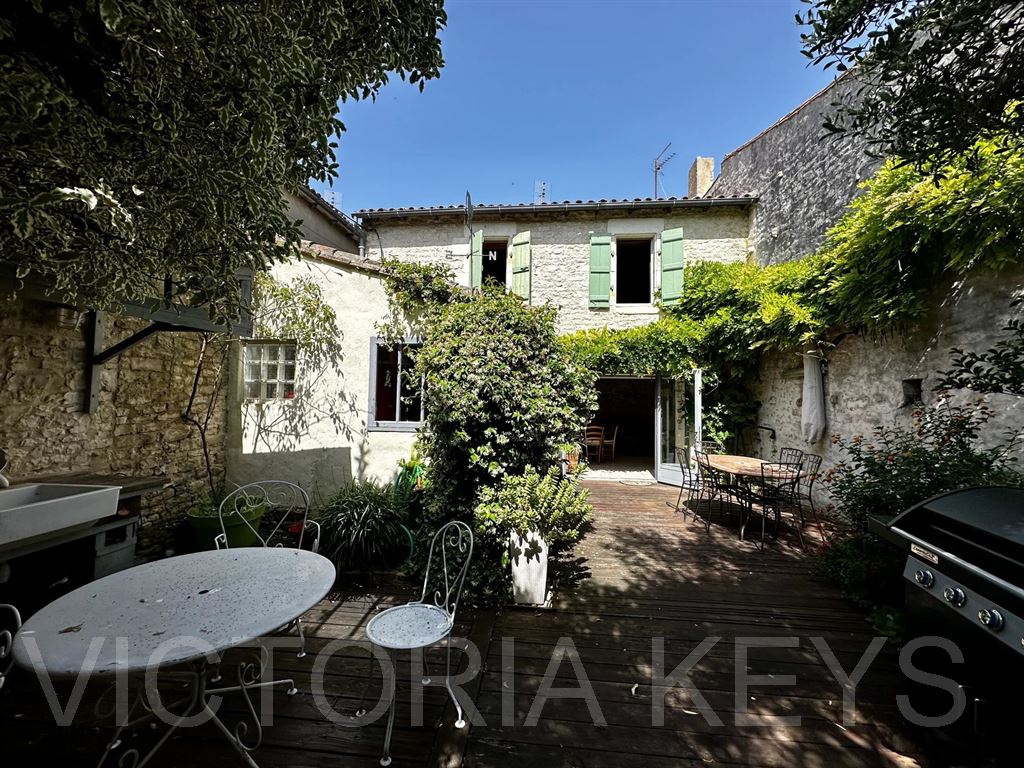 Maison de charme au cœur du village, offrant double réception avec cheminée insert, cuisine aménagée et équipée, cellier.
A l'étage : un palier distribue 3 chambres, 2 salles de douche/bains, dressing.
Cour pavée végétalisée.
Deux stationnements.
Immobilier île de Ré, Maison à vendre - SAINTE MARIE de Ré.