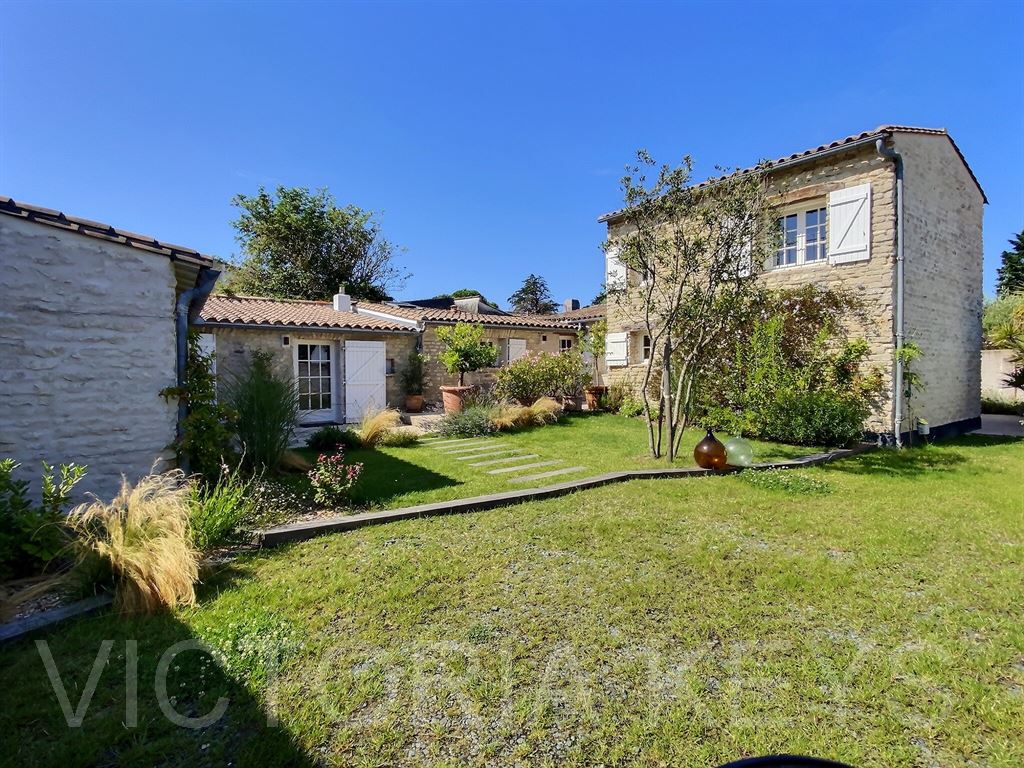 Maison ancienne rénovée avec soin, située à La PASSE, conjugue élégance et raffinement.
Composée au rez-de-chaussée d'une entrée, un salon accueillant et paisible, une salle à manger cosy, une cuisine tournée vers l'extérieur, une chambre avec salle d'eau privative, 2 autres chambres, une salle d'eau.
A l'étage, une chambre lumineuse avec salle d'eau privative.
Un jardin paysager, garage et stationnement.
 Immobilier île de Ré, Maison à vendre - La Couarde sur Mer.