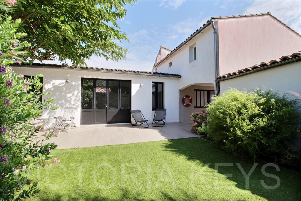 Située dans le Morinand, à quelques minutes à vélo des plages et de Saint Martin, maison de village d'environ 110 m2 habitables avec murs en pierres sèches. Composée d'une cour d'accueil, une salle à manger d'été sous préau, une entrée avec placards, une cuisine ouverte aménagée et équipée, un séjour ouvert sur l'extérieur, 2 chambres avec 2 salles d'eau/bains au rez-de-chaussée. À l'étage, palier faisant office de bureau desservant 2 autres chambres et une salle d'eau. Jardin végétalisé avec terrasse, au calme. Immobilier île de Ré, Maison à vendre -Le Bois Plage en Ré.