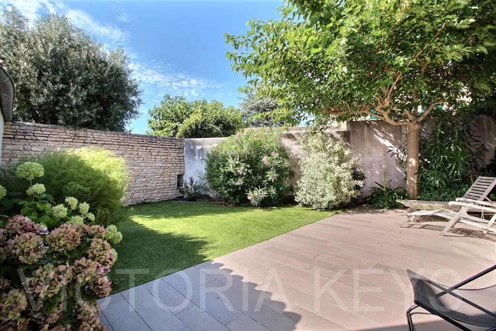 Située dans le Morinand, à quelques minutes à vélo des plages et de Saint Martin, maison de village d'environ 110 m2 habitables avec murs en pierres sèches. Composée d'une cour d'accueil, une salle à manger d'été sous préau, une entrée avec placards, une cuisine ouverte aménagée et équipée, un séjour ouvert sur l'extérieur, 2 chambres avec 2 salles d'eau/bains au rez-de-chaussée. À l'étage, palier faisant office de bureau desservant 2 autres chambres et une salle d'eau. Jardin végétalisé avec terrasse, au calme. Immobilier île de Ré, Maison à vendre -Le Bois Plage en Ré.