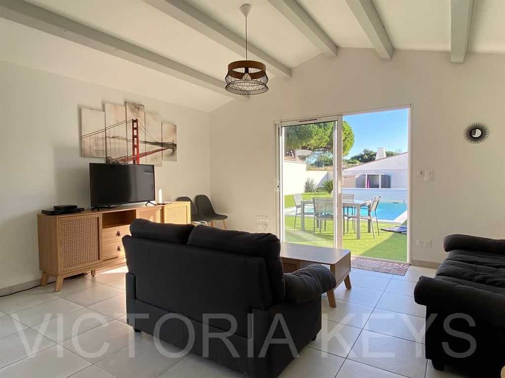 Maison de Plain-pied, proche commerces et plages, aux normes RT 2012, offrant séjour et cuisine ouverte, 4 chambres, 4 salles de douches, dont 2 chambres en annexe.
2 places de stationnement privatif,  jardin avec terrasse et piscine 7m x 3.5 m chauffée.
Immobilier île de Ré, Maison à vendre - LE BOIS PLAGE en Ré