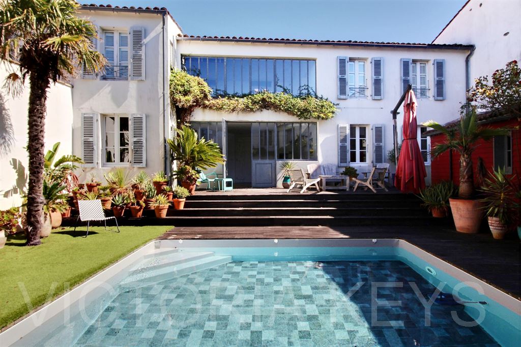 Maison de 248 m2 habitables, composée de 2 corps de bâtiments au cœur du village.
La première maison est composée au rez-de-chaussée de 2 chambres avec 2 salles d'eau/bains. A l'étage : un séjour avec une cuisine ouverte.
La seconde maison, offre au rez-de-chaussée, une entrée, une cuisine avec salle à manger, une chambre avec sa salle de douche.
A l'étage : 2 chambres avec 2 salles de douche.
Jardin, piscine, cuisine d'été sous préau, et local de rangement.
Immobilier île de Ré, Maison à vendre -Le Bois Plage en Ré.