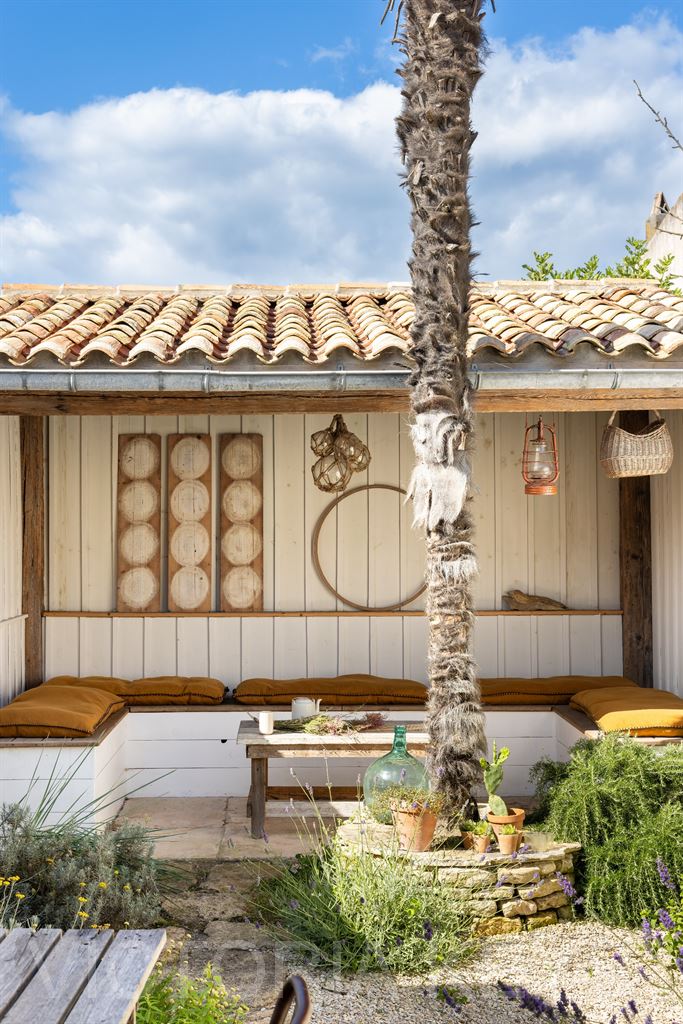 Très belle maison ancienne entièrement restaurée avec matériaux authentiques, 115 m2 habitables environ. Double accès, permettant stationnement et piscine, jardin d'accueil, double réception avec cheminée, 4 chambres dont une suite en rdc, 3 salles de douches, buanderie, jardin avec préau et terrasse.
Parcelle de 450 m2 avec permis accepté pour une piscine, local technique.
Immobilier île de Ré, Maison à vendre Ile de Ré à Ars en Ré.