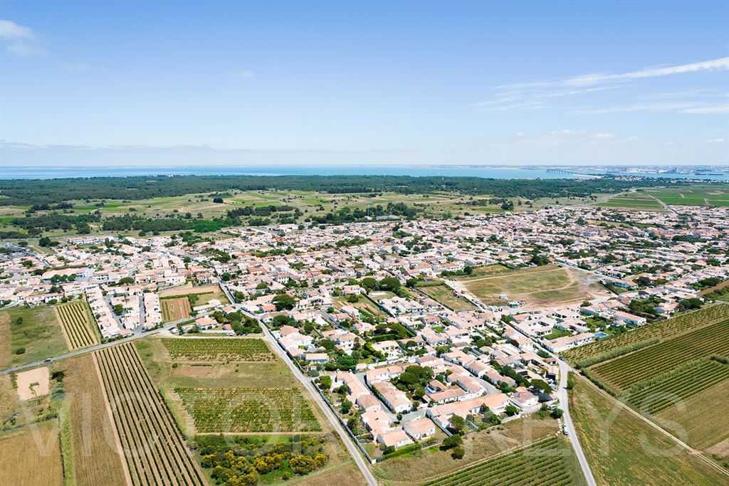 Terrain viabilisé, proche des commerces, clos de murs d'une surface de 649 m2, situé en zone Ub du PLUI en zone blanche au regard du PPRN.
Immobilier île de Ré, Terrain à vendre -Sainte Marie de Ré