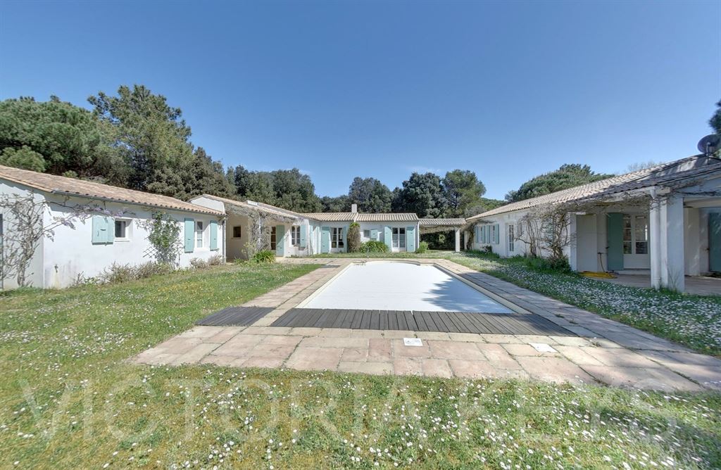 Cette propriété de 262 m2 habitables se compose de 2 maisons offrant un total de 8 chambres, 7 salles de douche/bians, 2 salons avec espaces repas (dont un avec cheminée) et 2 cuisines ouvertes, entièrement équipées.
A l'extérieur : 3 préaux terrassés. Le premier relie la maison principale au garage de 21 m2, un second relie les  é maisons, et le dernier donnant sur une piscine chauffée de 10 x 4.5 m.
Terrain de pétanque, jardin paysager et arrosage automatique.
Parcelle arborée de plus de 2 500 m2, stationnements possible sur la propriété.
Immobilier île de Ré, Maison à vendre - LES PORTES en Ré.
