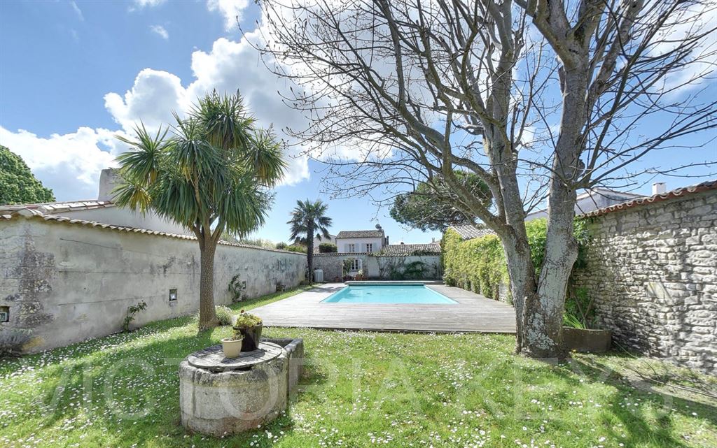 Située dans le coeur de Saint-Martin, propriété de 263 m2 habitables environ sur une parcelle de 825 m2 offrant une maison principale ainsi qu'une maison annexe avec accès indépendant. la partie principale se compose d'une entrée, un grand salon avec cheminée, une salle à manger, une cuisine semi ouverte sur un second salon.
A l'étage : 3 chambres, 2 salles de douche/bains, un dressing et une buanderie.
En annexe : un séjour avec une cuisine ouverte, un cellier donnant accès au garage.
A l'étage : 2 chambres avec une salle de douche.
Jardin arboré avec puits, préau, terrasses et piscine.
Double accès.
Immobilier île de Ré, Maison à vendre - Saint-Martin de Ré