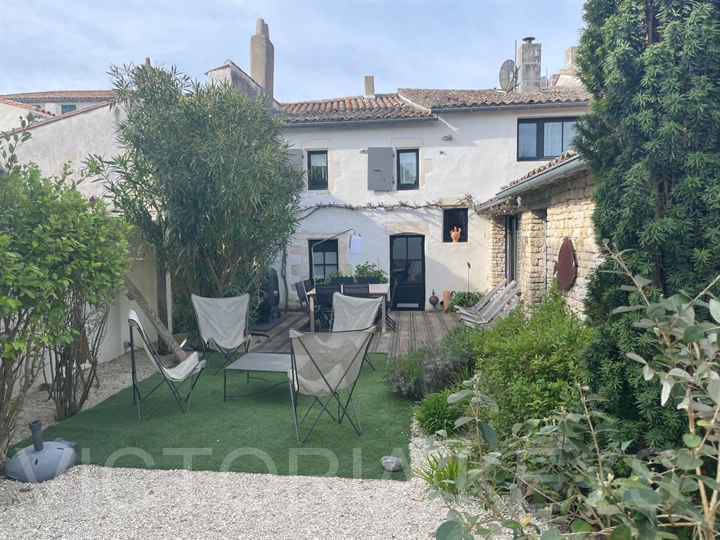 Maison de village d'une surface habitable de plus de160 m2, offrant salon avec cheminée insert à granulés de bois, cuisine équipée, salle à manger ouvrant sur le jardin.
A l'étage de la maison : un palier dessert, une vaste chambre de 36 m2, et sa salle de douche (18 m2) .
En annexe : une chambre avec sa salle de douche donnant dans le jardin.
En duplex et attenant à la maison : une chambre avec sa salle de douche.
Jardin, terrasse, jacuzzi, local vélo avec accès privatif.
Immobilier Ile de Ré, Maison à vendre, ARS en Ré.