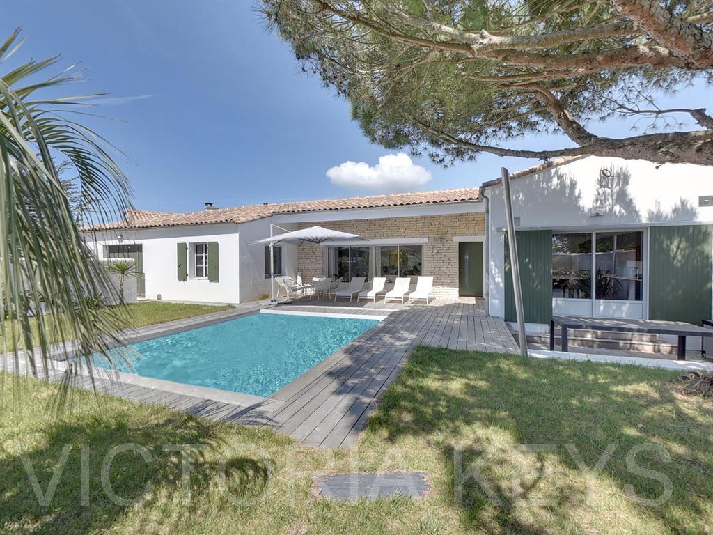 Située en face de la plage à Rivedoux, maison récente construite en 2023 offrant près de 150 m2 habitables sur une parcelle de 596 m2. Elle se compose d'un grand séjour lumineux avec une cuisine ouverte aménagée et équipée, 4 chambres et 3 salles d'eau dont une suite. Un jardin avec piscine, terrasse et préau. Garage avec stationnements sur la parcelle. Double accès.