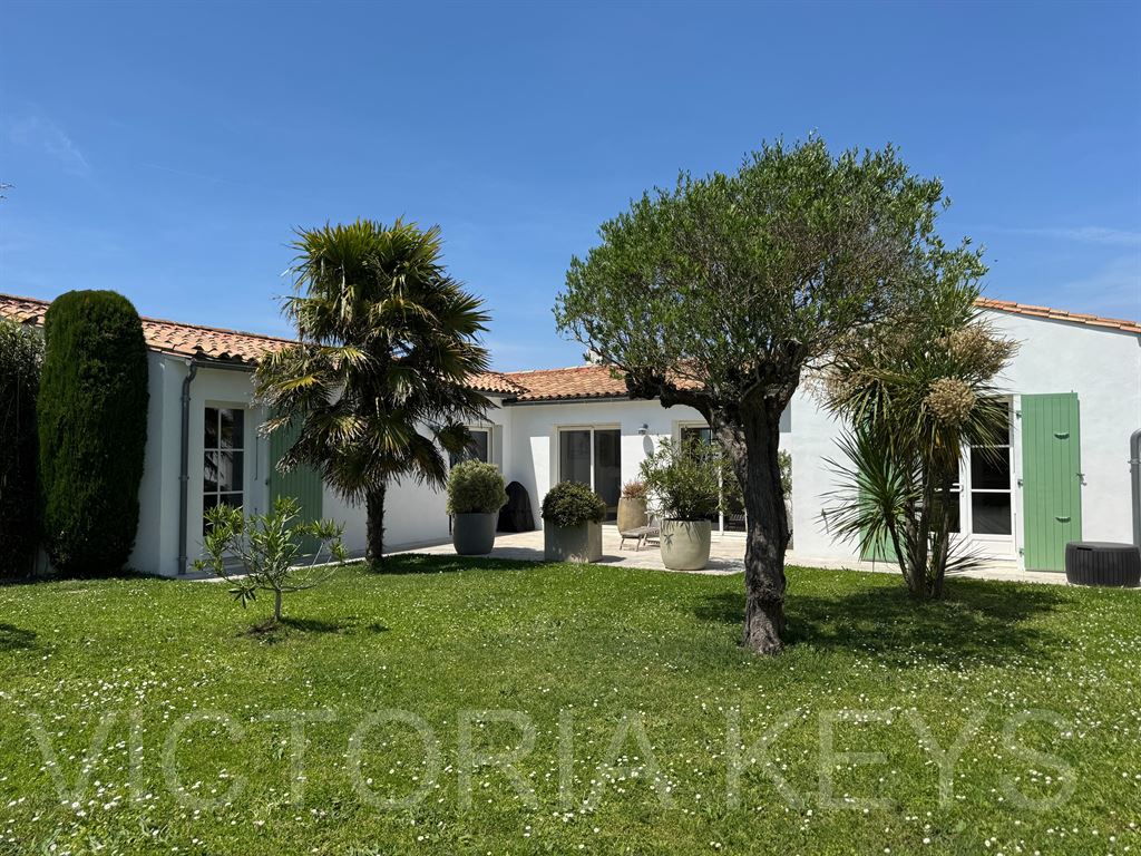 Maison de plain-pied, au calme d'une impasse, elle offre 143 m2 habitables, entrée avec dressing, cuisine entièrement équipée, buanderie, séjour lumineux donnant sur le jardin et le patio.
Le coin nuit est composé de 3 chambres et 2 salles de douche/bains.
Stationnements et garage.
Le jardin est arboré et vous pouvez envisager une piscine.
Immobilier île de Ré, Maison à vendre à l'ile de ré - Sainte Marie de Ré