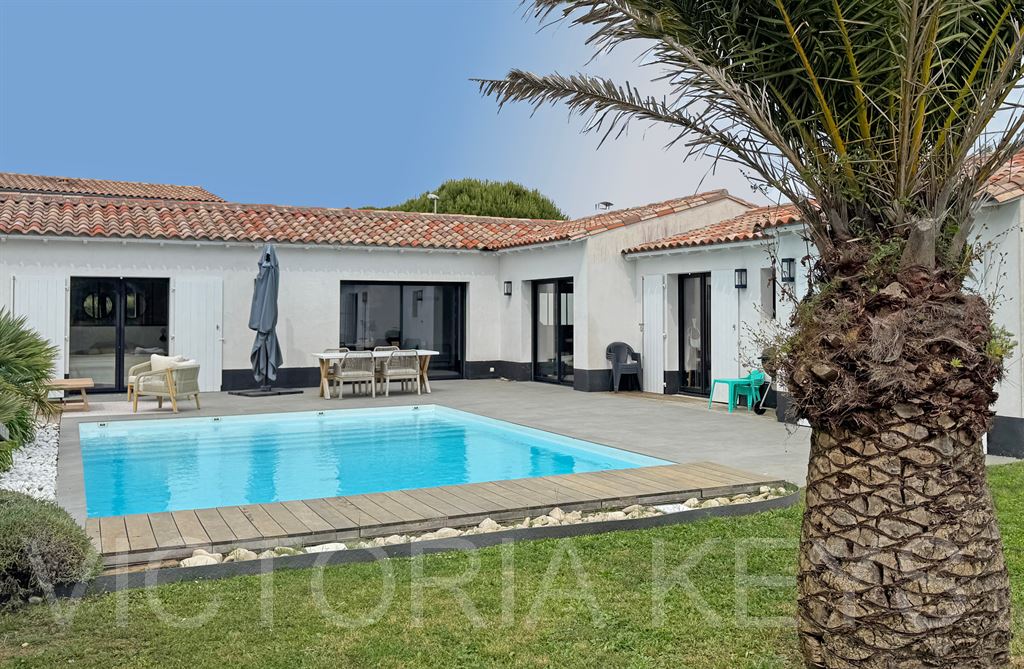 Maison de plain-pied en bord de zone naturelle proche des plages. Sur une parcelle de 2145 m2, 156 m2 habitables offrant double séjour avec cuisine ouverte aménagée et équipée, 3 chambres, 2 salles d'eau/bains. Jardin avec piscine. Bureau, garage et stationnements. Maison en bon état d'entretien, bonne exposition.
Immobilier Ile de Ré, maison à vendre - RIVEDOUX-PLAGE