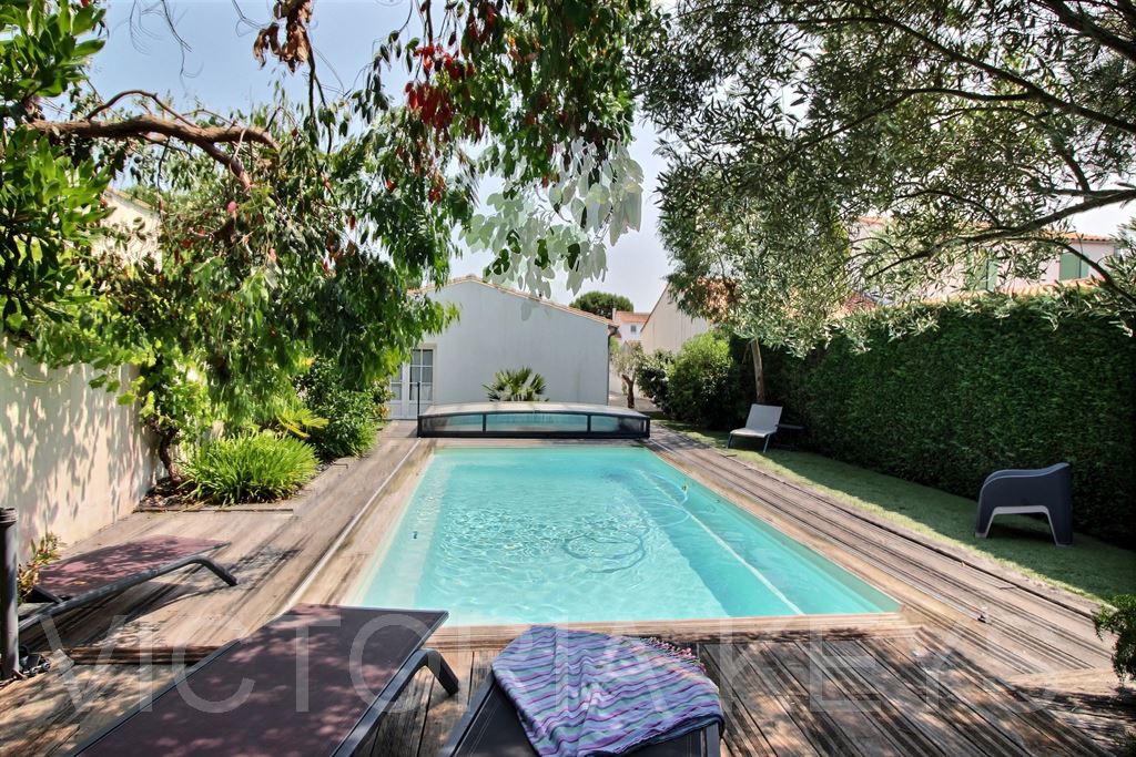 Maison de plain-pied, située dans un environnement paisible et sans vis à vis, elle se compose d'un séjour lumineux avec poêle à granulés, de trois chambres, deux salles d'eau, d'un garage ainsi qu'une piscine. Fonctionnelle et agréable a vivre, elle offre un cadre idéal.
Immobilier île de Ré - Maison à vendre, Rivedoux- Plage