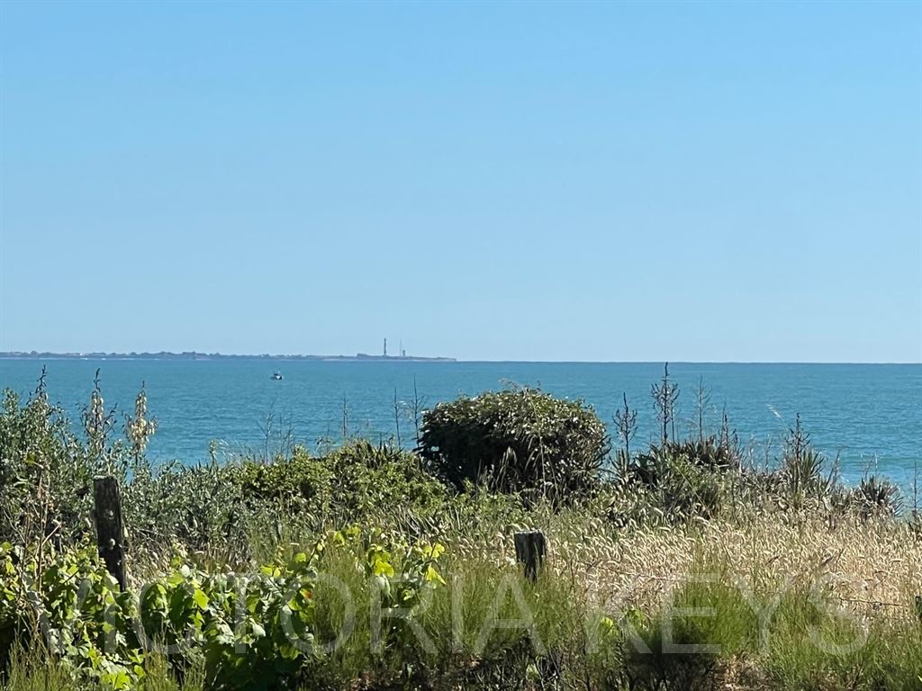 Terrain de 596 m² offrant une vue imprenable sur la mer. Maison existante de 63 m² à rénover entièrement. Possibilité d'extension.
Immobilier île de Ré, Maison à vendre - Sainte Marie de Ré.