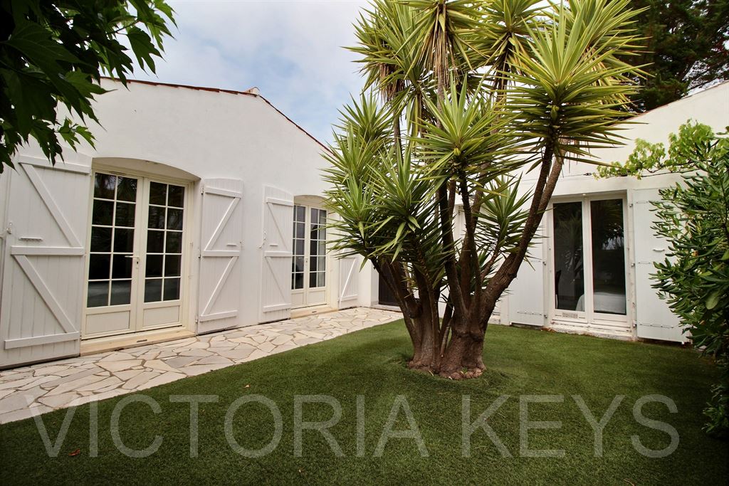 Maison de plain-pied à deux pas de la plage par chemin privé, offrant 145 m2 habitables,  sur un terrain d'environ 800 m2, rénovée dans les années 2005 au fort potentiel (en zone blanche du PLUI). Elle offre un salon/salle à manger avec cheminée et poêle, 5 chambres dont 2 en annexe, 3 salles de douche, garage en sous-sol de 36m2, ainsi qu'une cave, , stationnement privatif sur parcelle. 
Immobilier Île de Ré - Maison à vendre, Les Portes en Ré
