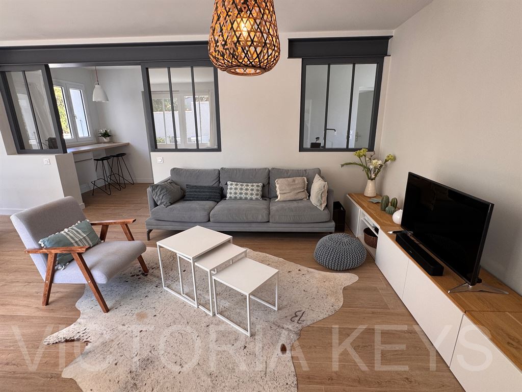 Maison de plain-pied, proche de la plage, alliant confort et fonctionnalité. Elle se compose d'un salon avec espace salle à manger, cuisine aménagée et équipée, 3 chambres, 2 salles de douche.
Coté extérieur un jardin végétalisé et un patio à l'arrière de la maison.
Stationnement, et garage à vélo.
Immobilier Ile de Ré, maison à vendre - SAINT MARTIN DE RE