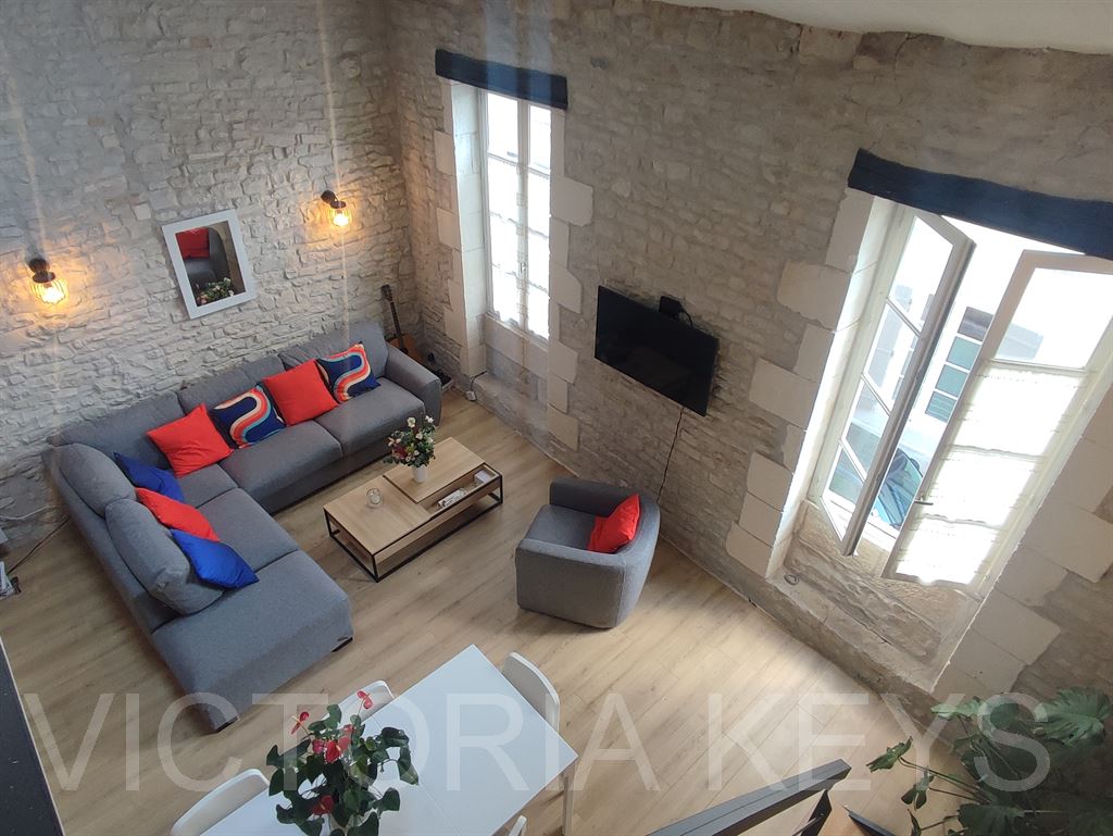 Appartement T3, duplex de charme offrant 63,34 m2 (52,17 m2 loi carrez). Rénové récemment, il dispose d'une grande pièce de vie lumineuse avec cuisine ouverte. Deux chambres en mezzanine avec rangements, une salle d'eau, une buanderie.
Immobilier Ile de Ré-Appartement à vendre-Le Bois Plage