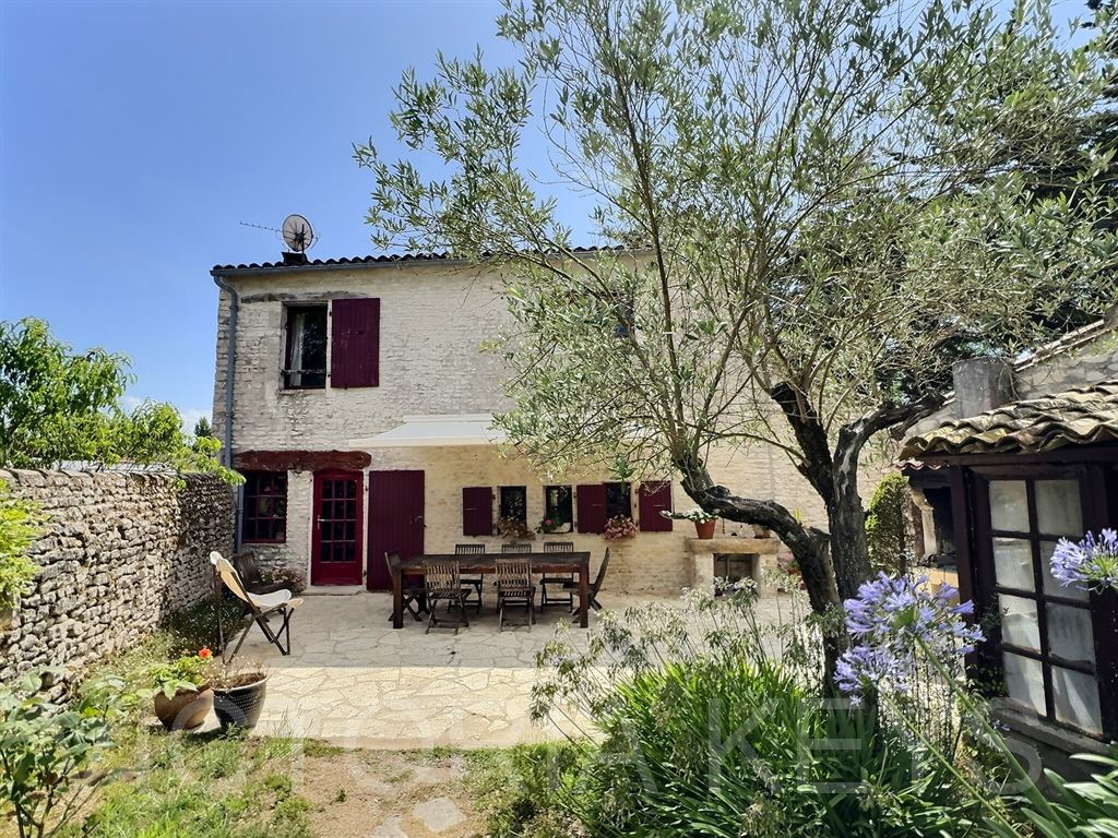 À quelques pas du centre du village, cet ensemble immobilier se compose de deux maisons d'une surface totale de 237 m2, une première sur rue offrant un grand séjour avec cheminée, cuisine ouverte, 3 chambres et 2 salles d'eau/bains. Un atelier ainsi qu'un jardin. Une deuxième maison avec cuisine ouverte sur un grand séjour, cheminée, 2 chambres et 2 salles d'eau. Stationnement, jardin. Beaucoup de charme et de nombreuses possibilités d'aménagement.
Immobilier Ile De Ré-Maison à vendre-Le Bois Plage