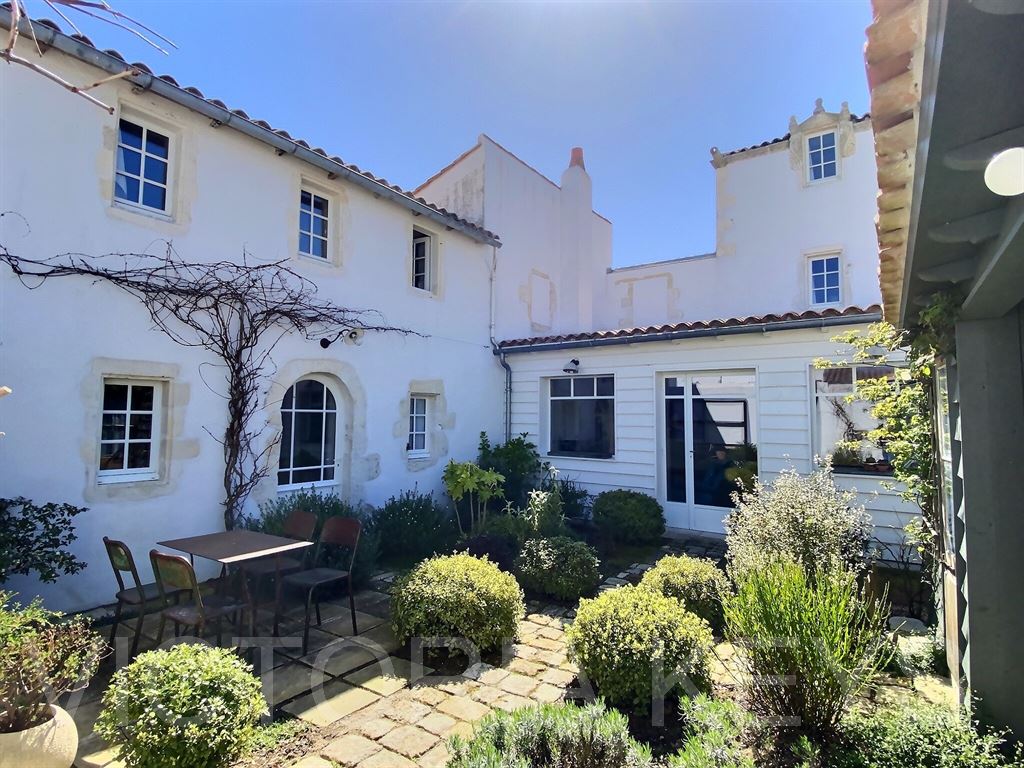 Maison ancienne entièrement restaurée avec goût et authenticité, d'environ 115 m2, offrant jardin d'accueil, double réception avec cheminée, 4 chambres dont une suite en rdc, 3 salles de douches, buanderie, jardin avec préau et terrasse.
Parcelle de 450 m2 avec permis accepté pour une piscine, local technique et stationnement (double accès).
Immobilier île de Ré, Maison à vendre - ARS en Ré.