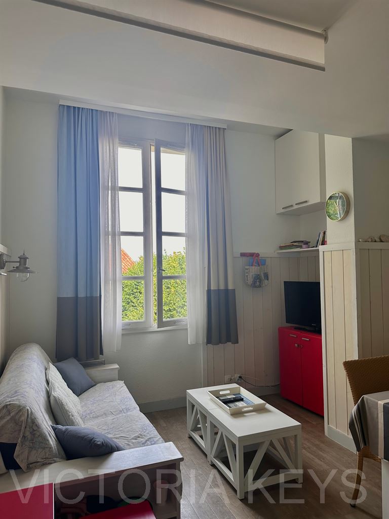 Appartement de 41 m² situé en plein cœur de Saint-Martin-de-Ré, il bénéficie d’un environnement calme tout en étant à proximité immédiate du port, des commerces, des restaurants et à quelques minutes à pied de la plage. La résidence propose une piscine, spa, grande terrasse collective, salle de sport, stationnements pour vélos et parking voitures. Il offre un séjour avec cuisine ouverte, 2 salles d'eau/bains, ainsi qu'une grande chambre avec rangements. Appartement à vendre - Immobilier Île de Ré - Saint Martin