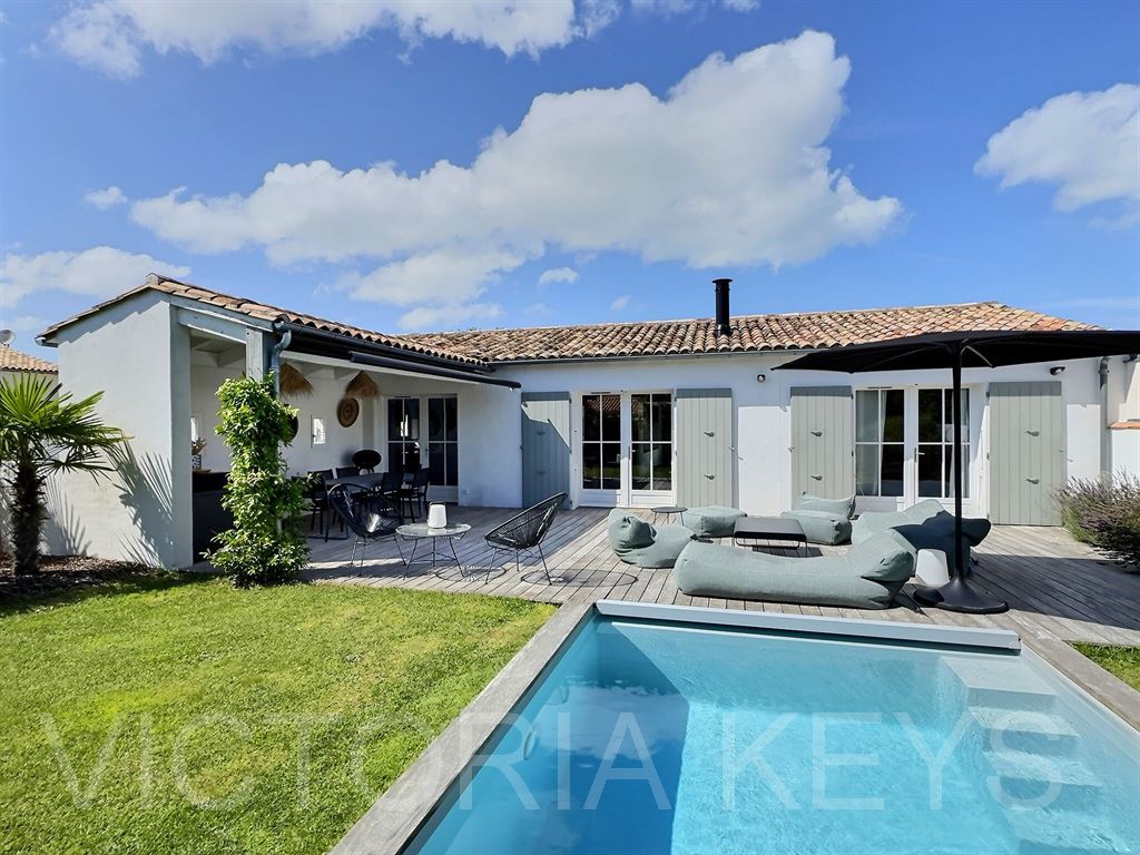 Au cœur du village, cette maison récente d’environ 170 m² habitables se compose d’une habitation principale ainsi que d’un appartement annexe indépendant. La maison principale comprend une entrée avec rangements, une buanderie, une vaste pièce de vie de 60 m² avec cuisine ouverte, trois chambres et trois salles d’eau, dont une suite parentale avec dressing. À l’extérieur : jardin aménagé avec préau, piscine, terrasse, patio et terrain de pétanque. Un garage à vélos complète l’ensemble. L’appartement annexe, d’une surface de 33 m², dispose d’un séjour avec kitchenette, d’une chambre, d’une salle d’eau et d’un espace extérieur privatif. Stationnements disponibles sur la parcelle. Immobilier île de Ré - Maison à vendre, Le Bois Plage en Ré