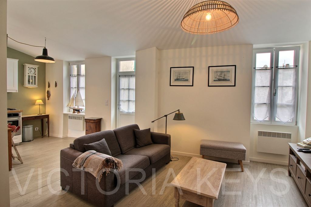Charmante maison d'environ 90 m2, à seulement 200 mètres du centre du village et de ses commodités.
Elle offre un espace de vie convivial avec salon équipé d'un poêle et d'un coin bureau, une cuisine dinatoire ouverte, 2 chambres dont une avec salle de bains attenante, une salle de douche indépendante et un espace buanderie.
A l'étage : une troisième chambre mansardée constitue un cocon idéal pour un enfant.
La cour orientée sud-est permet de profiter d'un agréable extérieur.
Deux dépendances viennent compléter le bien : un espace de rangement pour vélos et poubelles.
Immobilier Ile de Ré, Terrain à vendre - Saint Clément des Baleines.