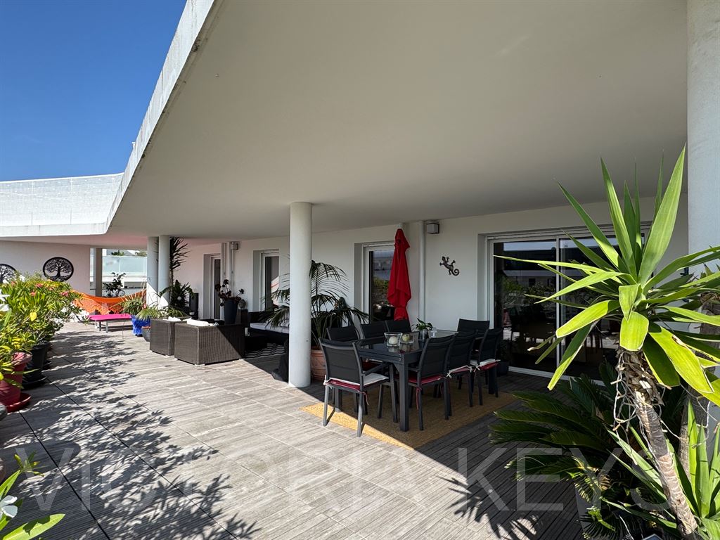 A Vendre - Appartement de standing, 140m2 de terrasse. 
Situé au sein d’une résidence récente, ce bien rare de 145 m² habitables séduit par ses volumes généreux et ses prestations haut de gamme. Il offre une cuisine ouverte sur un vaste séjour lumineux, 3 chambres, une salle de bains, une salle d’eau.
La pièce de vie s’ouvre sur une terrasse d’exception d’environ 140m2. Deux stationnements intérieurs privatifs et une cave complètent ce bien.? Son emplacement est tout simplement privilégié : à 10 minutes à pied du marché. 
Immobilier La Rochelle – Appartement de standing à vendre - La Rochelle