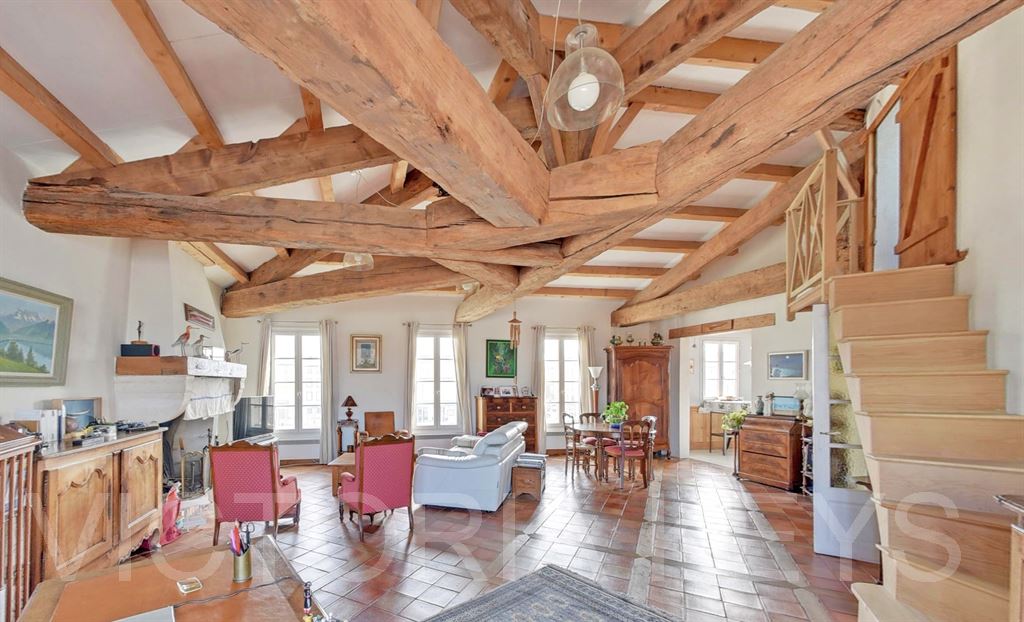 Appartement de 140 m² situé sur le port, avec 6 fenêtres offrant une vue dégagée. Lumineux, il se trouve au 2? et dernier étage d’un immeuble équipé d’un ascenseur privé.
Il comprend une entrée, un séjour avec cheminée, une cuisine séparée, un cellier, trois chambres et une salle de bains. Garage et cave en sous-sol. Immobilier Île de Ré - Appartement à vendre - Saint Martin de Ré