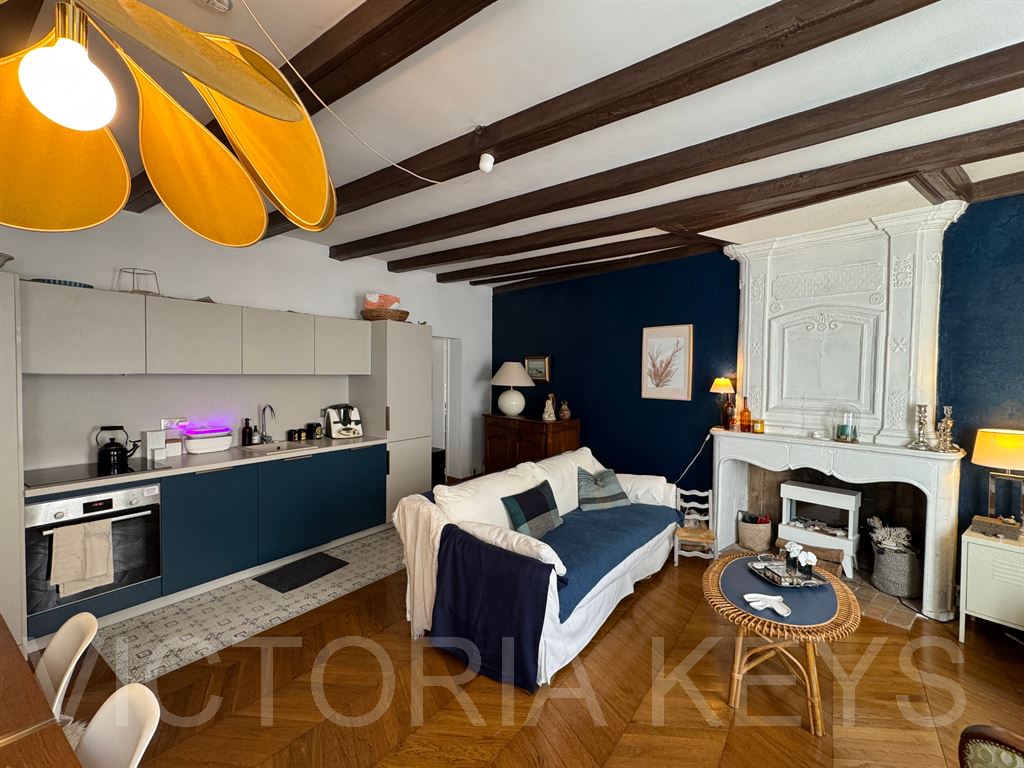 Situé au cœur de Saint-Martin de Ré, au 1er étage d'une petite copropriété, découvrez ce bel appartement d'environ 60 m2. Il comprend une entrée avec rangements et une pièce attenante faisant office de laverie, un séjour lumineux avec salle à manger et cuisine ouverte entièrement équipée, exposé Est-Ouest avec aperçu sur le port. L'espace nuit offre deux chambres dont une avec salle d'eau. Idéalement situé au milieu des rues commerçantes et à deux pas du port, cet appartement réunit confort, praticité et emplacement recherché. Immobilier Ile de Ré, appartement à vendre - Saint Martin de Ré