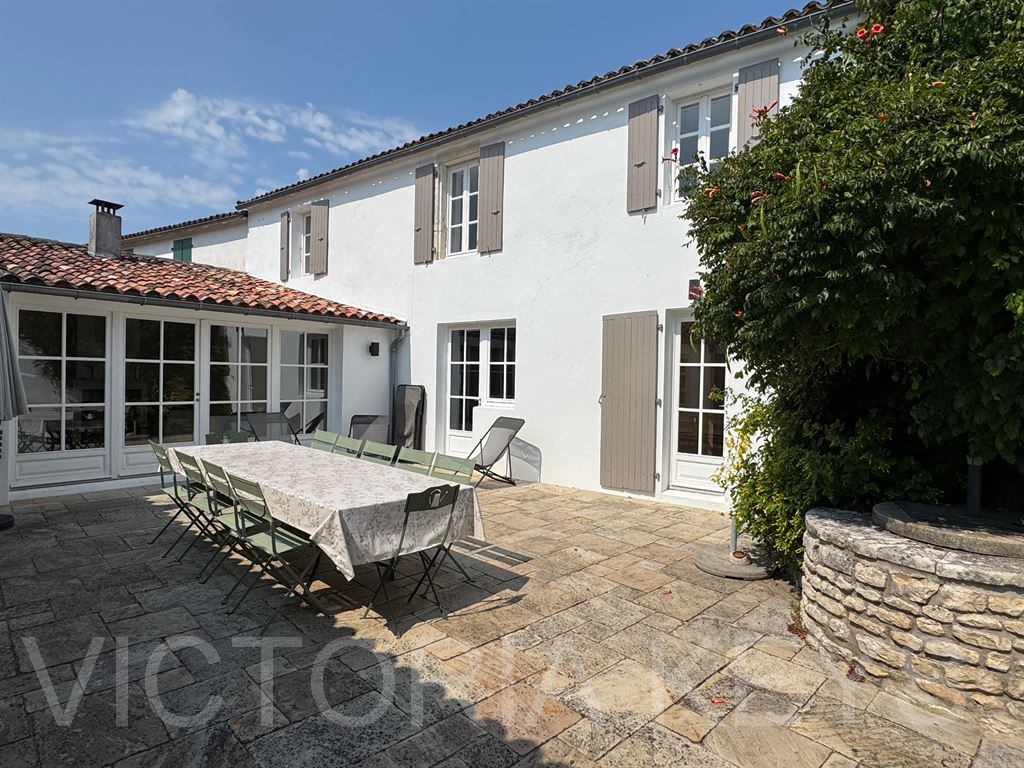 Maison familiale au calme du village, offrant une cuisine aménagée et équipée, salon avec cheminée, salle à manger, 6 chambres dont un dortoir et une chambre cabine, 4 salles de bains/douche.
Profitez de 2 patios, un préau d'entrée, et d'un vaste garage de plus de 55 m2 (belle hauteur sous plafond, mur en pierres, cheminée, baie atelier et salle de douche attenante).
Idéal pour accueillir famille et amis en toute saison.
Immobilier Ile de Ré, Maison à vendre - Le Bois Plage.