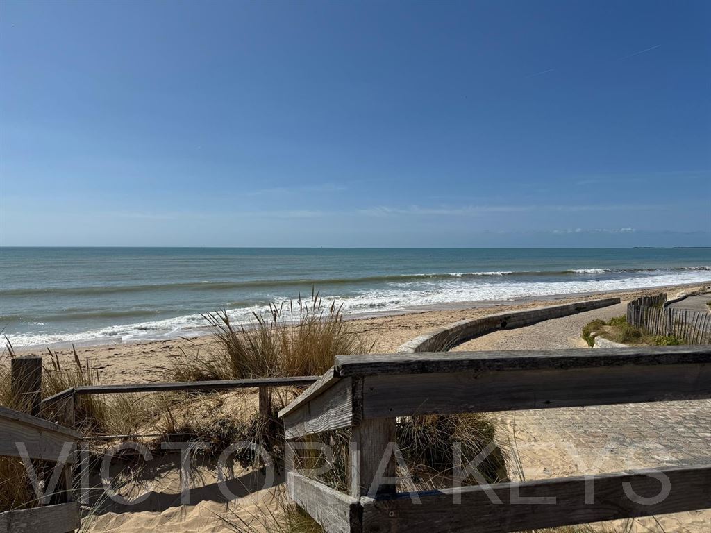 À seulement quelques minutes à pied de l’océan, cette maison de 70 m², à repenser dans son ensemble, offre un cadre de vie rare et un fort potentiel d’aménagement.
Implantée sur un terrain d’environ 800 m², accessible par deux entrées, elle constitue une belle opportunité pour un projet de rénovation ou de construction dans un environnement recherché.
En zone Ub1 du PLUI.
Immobilier Ile de Ré, Maison à vendre - Le Bois Plage en Ré.