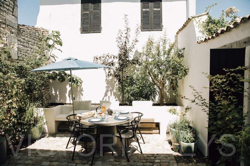 Maison au cœur du Bois-Plage, à deux pas du marché. Idéalement située en plein centre du village, cette charmante maison vous séduira par son authenticité où chaque espace est pensé avec soin. 
Jolie cour idéale pour les repas en extérieur, une cuisine ouverte sur une salle à manger, un salon lumineux exposé plein sud au 1er étage, 3 chambres avec chacune leur salle d’eau dont une en mezzanine. 
Sous-sol fonctionnel avec espace buanderie et rangements
Une adresse rare de part son emplacement, alliant charme et confort dans un cadre de vie privilégié. 
Immobilier Île De Ré, maison à vendre - Le Bois Plage en Ré